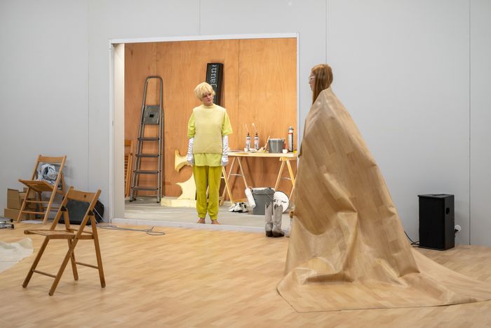 Deux interprètes du spectacle sur scène dans le décor