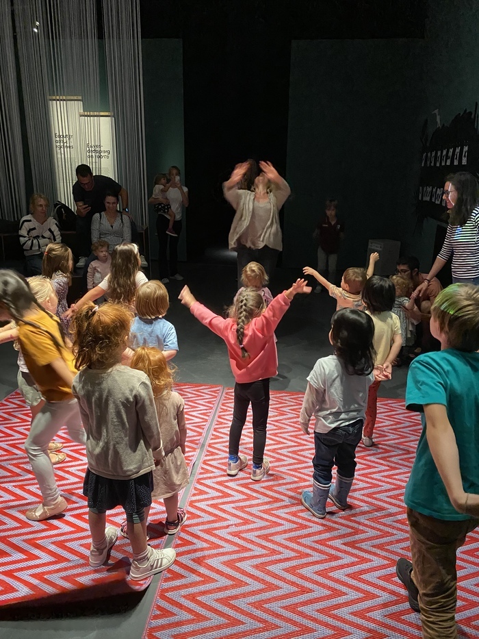 DR AHO MEG Des enfants imitent les gestes d'une animatrice dans une exposition du MEG à Genève