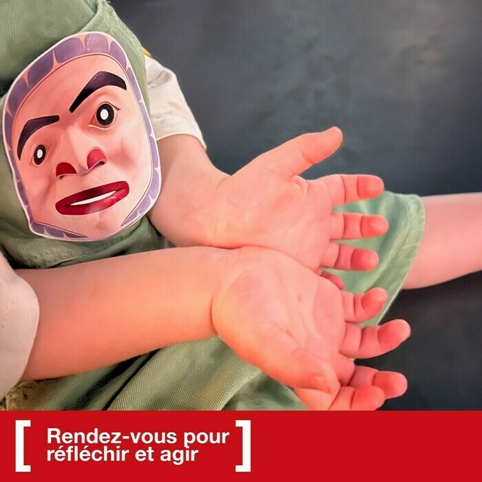 DR AHO MEG Les paumes des mains d'un enfant qui a un autocollant collé sur son habit. cet autocollant représente le masque d'un prince.
