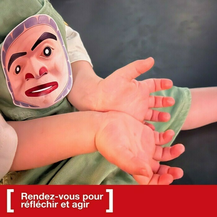 DR AHO MEG Les paumes des mains d'un enfant qui a un autocollant collé sur son habit. cet autocollant représente le masque d'un prince.