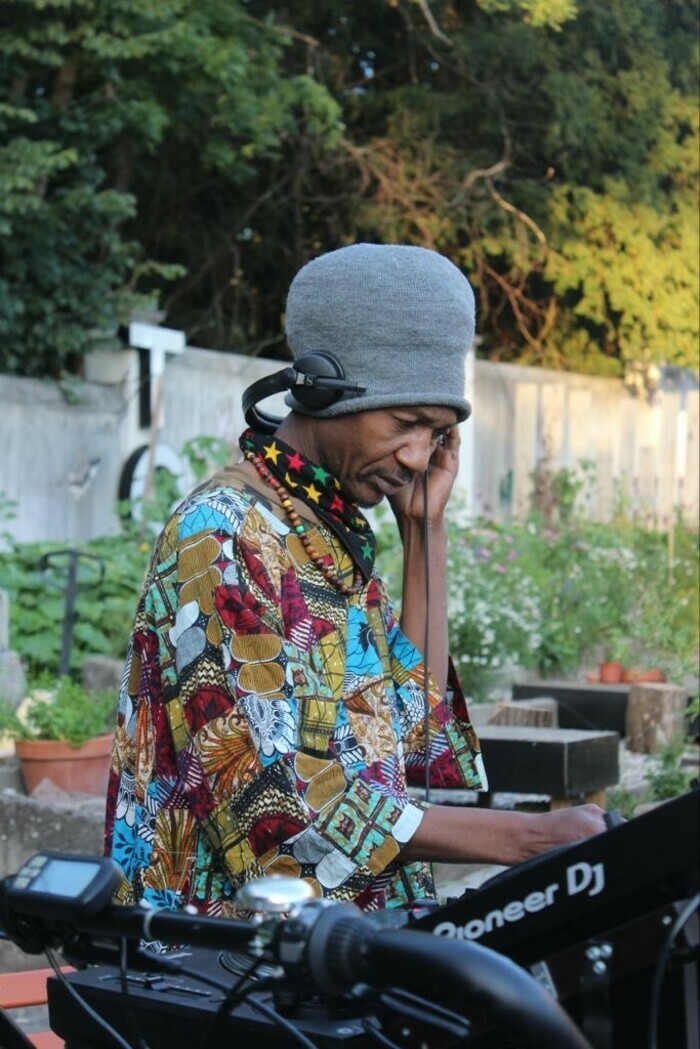 DJ Ras Mali derrière les platines
