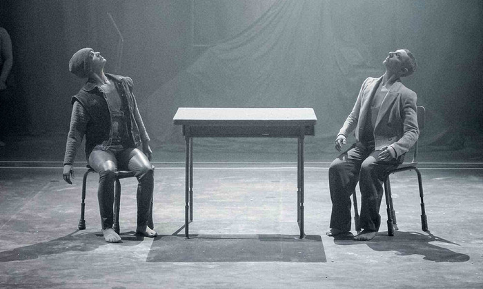 Sur cette image, on peut voir deux avatars assis sur une chaise chacun à une extrémité d'une table