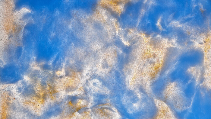 Œuvre de Brynjar Sigurðarson et Veronika Sedlmair, dit·es Studio Brynjar & Veronika. Il s'agit d'une fritte de verre fusionné de couleur bleu et orange qui peut faire penser à la représentation d'un ciel nuageux.