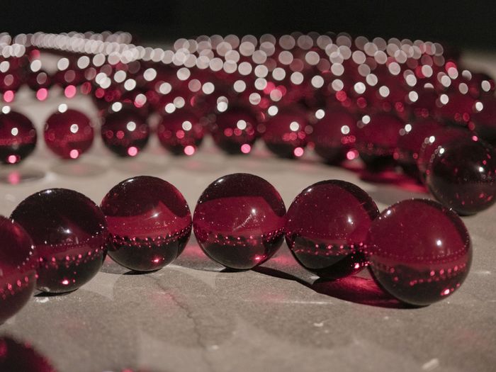 Œuvre de BYARS James Lee. Il s'agit d'une installation d'une multitude de boules rouge en verre mises les unes à côté des autres pour former des arabesques.