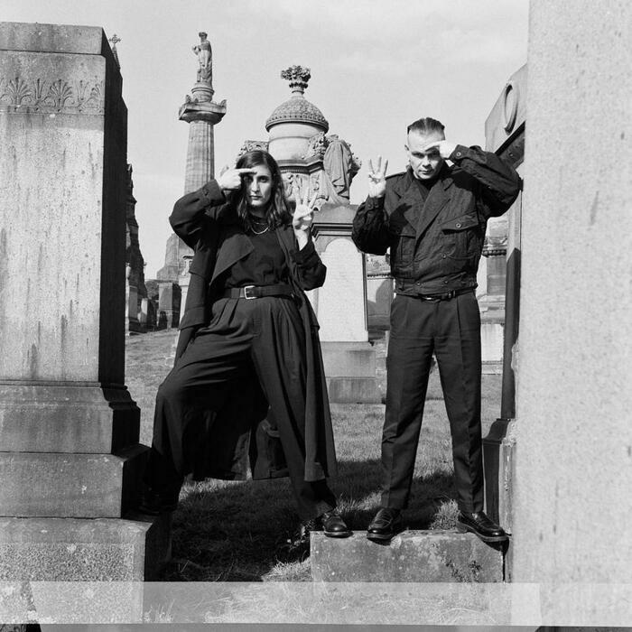 Marilena Photo en noir et blanc du duo Lebanon Hanover dans un cimetière