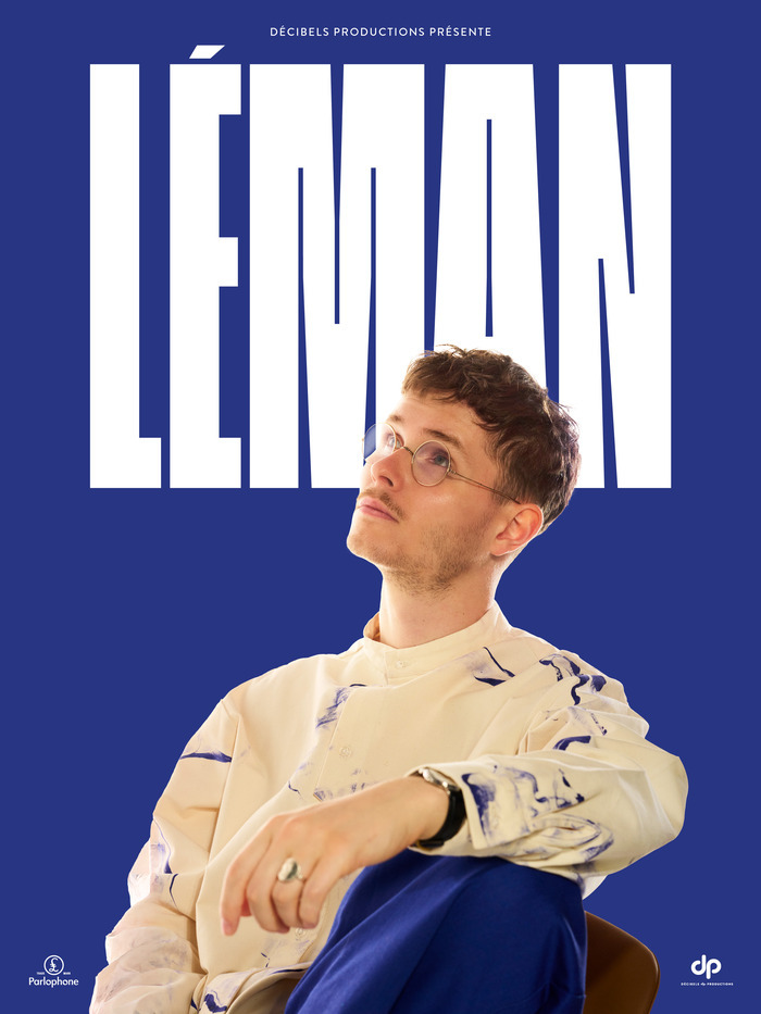 Affiche du concert de Léman. Portrait du chanteur de face, portant un pull noir et des lunettes rondes, regard baissé. Fond beige clair avec le prénom « LÉMAN » écrit en grandes lettres blanches derrière lui. Mention « En tournée » en bas à droite.