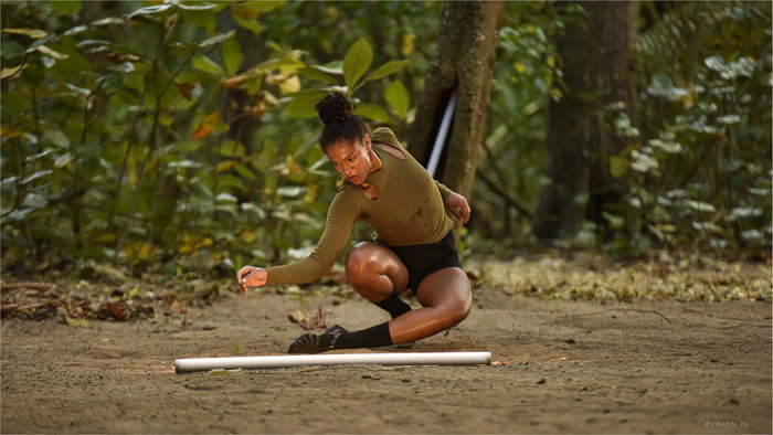 Une femme danse dans la jungle.
