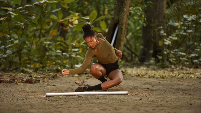 Une femme danse dans la jungle.