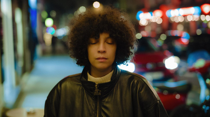 Portrait de Léonie Pernet (les yeux fermés) dans la rue