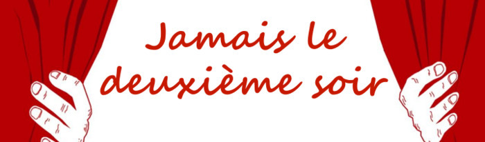 DR Nom de la pièce avec 2 mains écartant un rideau