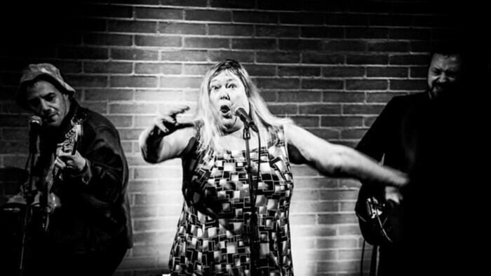 Photos en noir et blanc du groupe en live avec Loulou au centre