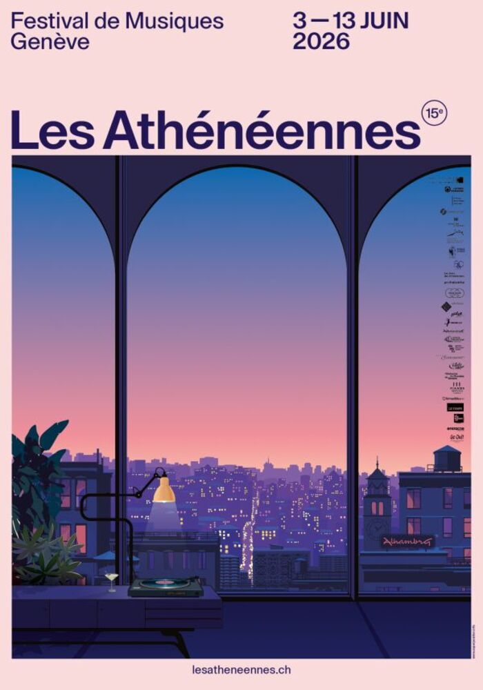 La scène montre une vue nocturne depuis un intérieur sombre à travers trois grandes fenêtres arquées. Au premier plan, une platine vinyle et un cocktail sont éclairés par une lampe de bureau. À l'extérieur, on découvre un panorama urbain au crépuscule, sous un ciel dégradé de bleu, violet et rose.