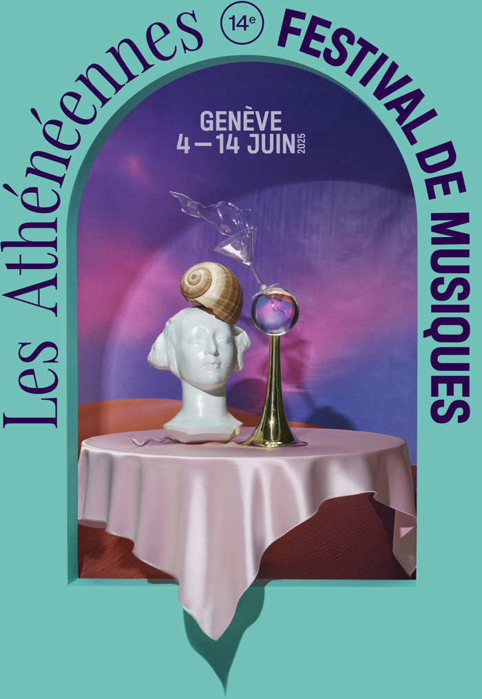 DR L’affiche est encadrée par une arche vert turquoise avec le nom du festival écrit en grandes lettres incurvées : « Les Athénéennes » à gauche et « FESTIVAL DE MUSIQUES » à droite, en majuscules violettes. En haut, un cercle indique « 14e ».
Au centre, une scène surréaliste : sur une table ronde recouverte d’une nappe rose brillante repose un buste blanc de femme, au style antique. Sur sa tête, une coquille d’escargot est posée. À côté du buste se dresse un objet doré en forme de trompette…