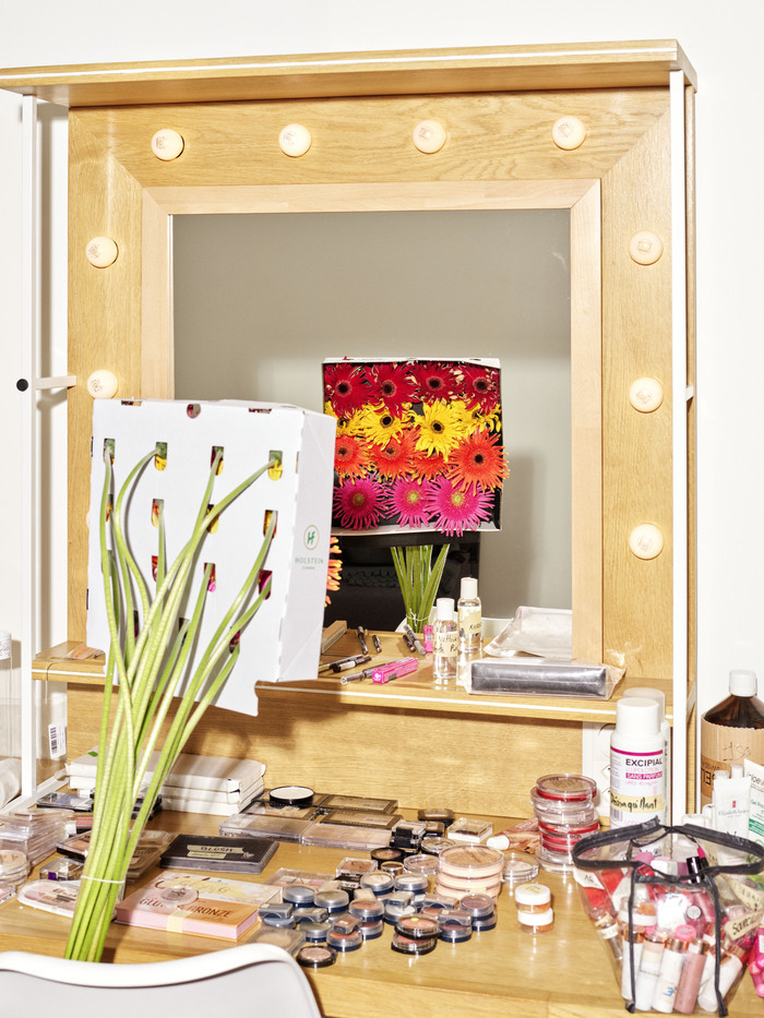 DR Une toile de Fleurs dans un miroir de loge avec du maquillage