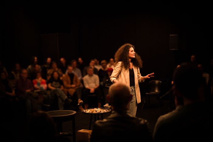 comédienne au milieu des spectateurs