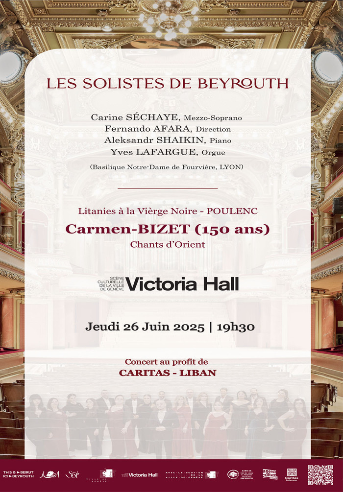 DR Une photo de l’ensemble chantant en groupe, sur un fond blanc et de la salle du Victoria Hall