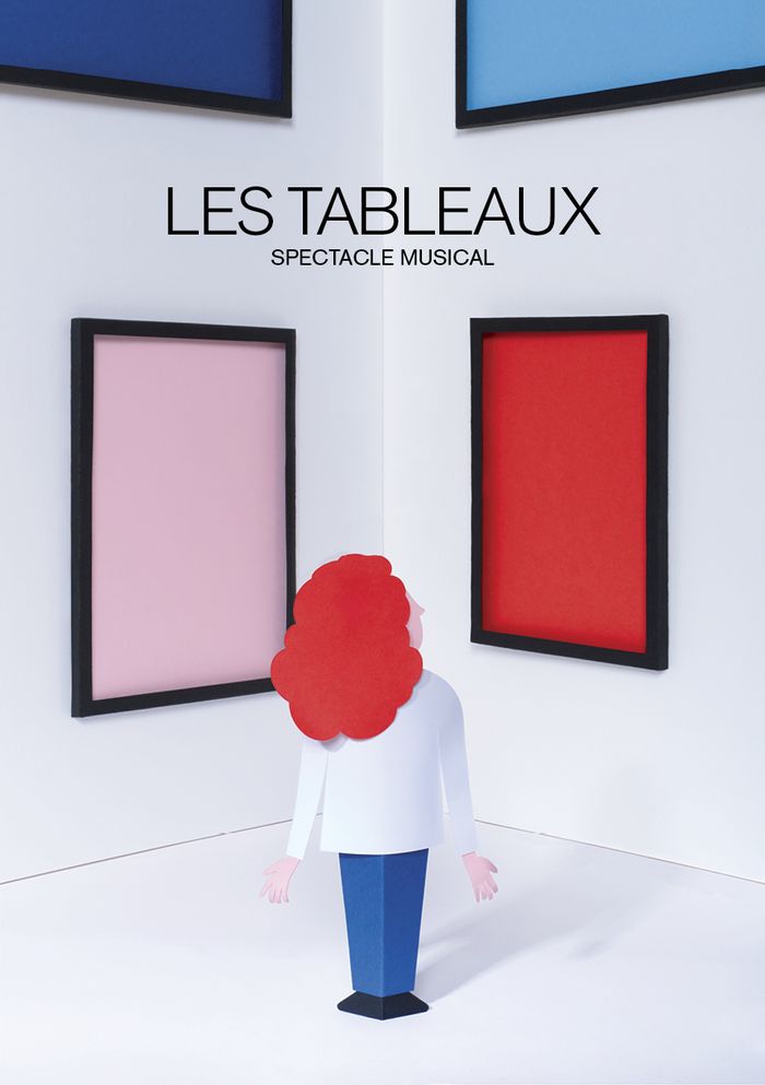 un personne de dos regarde un coin de salle sur les murs de laquelle sont fixés 4 tableaux sans image, dont l'intérieur est coloré en rose, rouge, bleu clair et bleu foncé.
