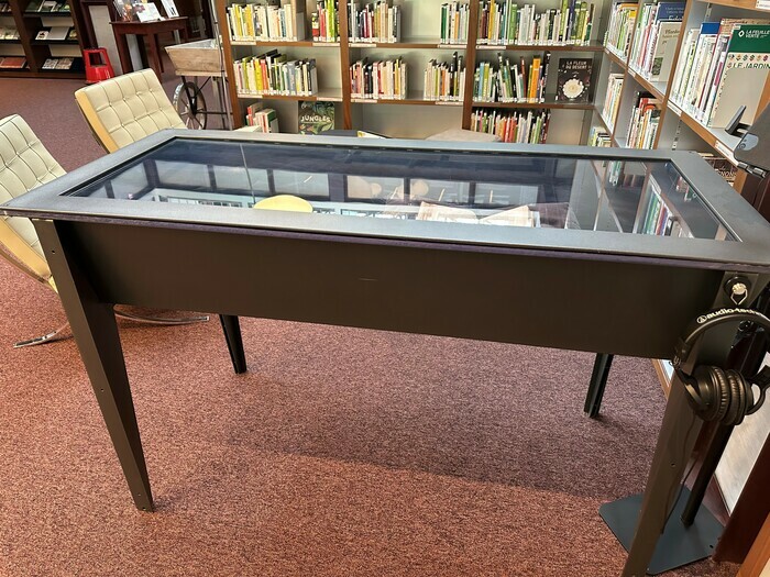 Vitrine d'exposition des trésors de la bibliothèque et des archive à l'entrée de la bibliothèque du Jardin botanique