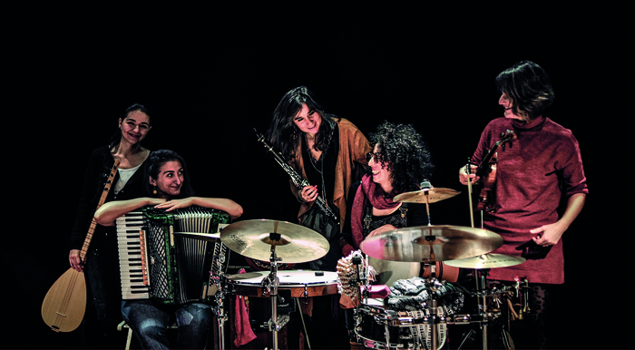 Les cinq musiciennes avec leurs instruments