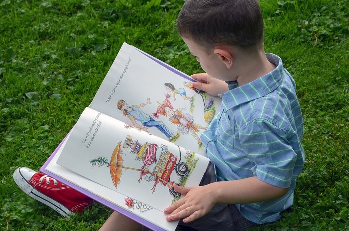 DR enfant avec un livre