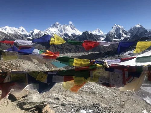 Panorama des sommets de l'Himalaya et drapeaux tibétains au premier plan