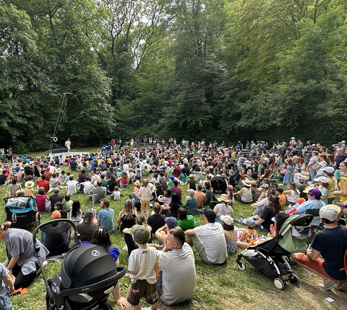 DR Du monde assis dans l'herbe