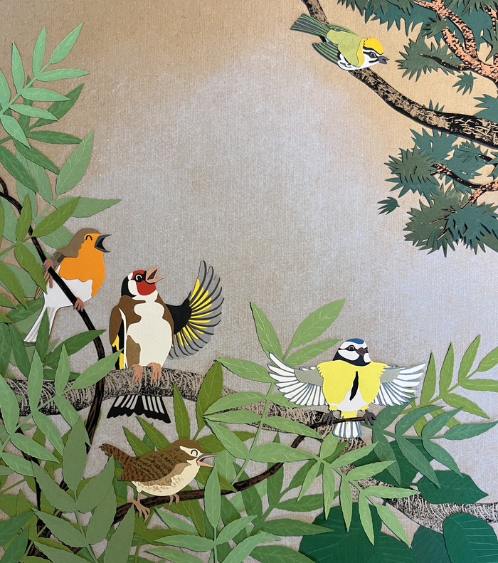 Maud Oïhénart une illustration en couleur et papier découpé qui représente 4 oiseaux de différentes couleurs, sur une branche d'arbre