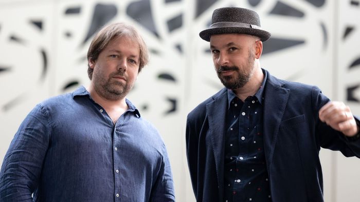 Je vois les deux musiciens