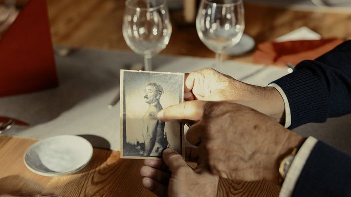 Des mains qui tiennent une vieille photo