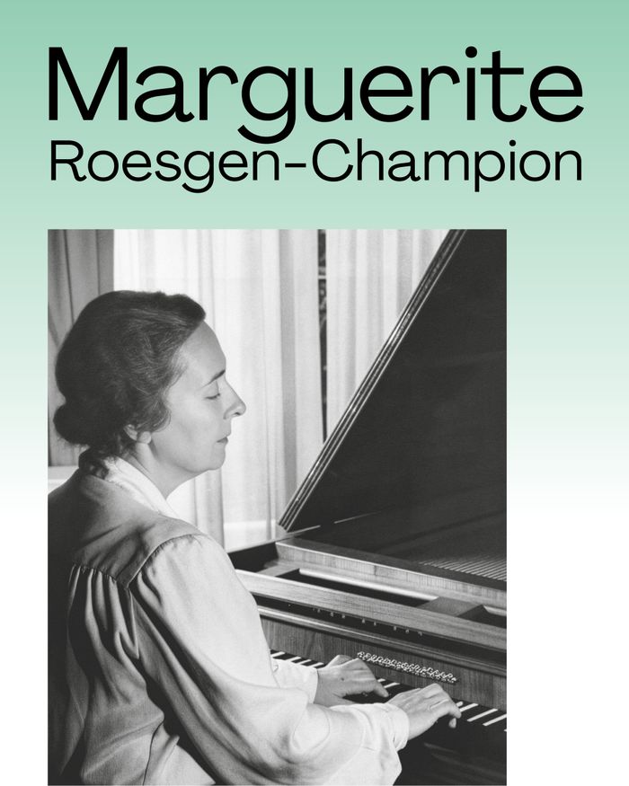La compositrice genevoise Marguerite Roesgen-Champion jouant du piano.
