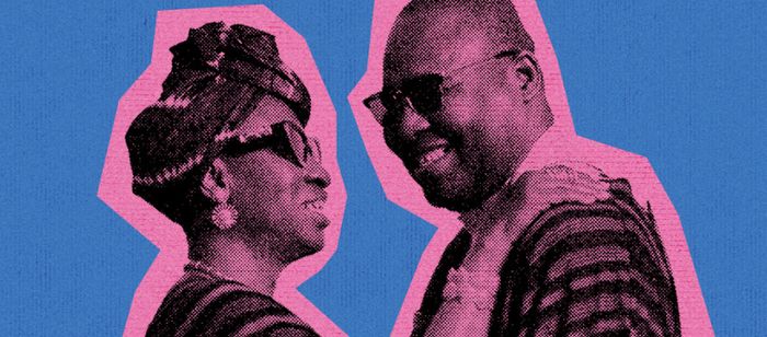 Image graphique de style affiche ou visuel promotionnel. Deux personnes sont représentées de profil, face à face, au centre de l’image. Les deux portent des lunettes foncées et des vêtements à motifs rayés.
L’image utilise une palette de couleurs limitée et très contrastée : les silhouettes sont traitées en noir et rose vif, tandis que l’arrière-plan est bleu. Un effet de trame, rappelant les techniques d’impression ou de sérigraphie, recouvre l’ensemble du visuel.
La personne située à gauche…