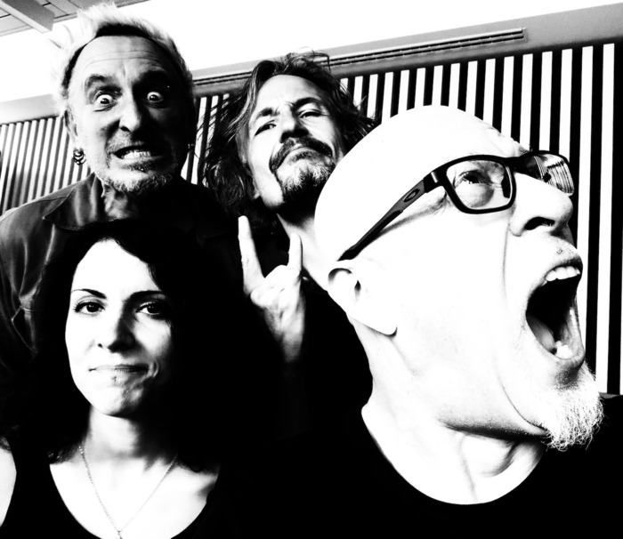 Photo du groupe en noir et blanc