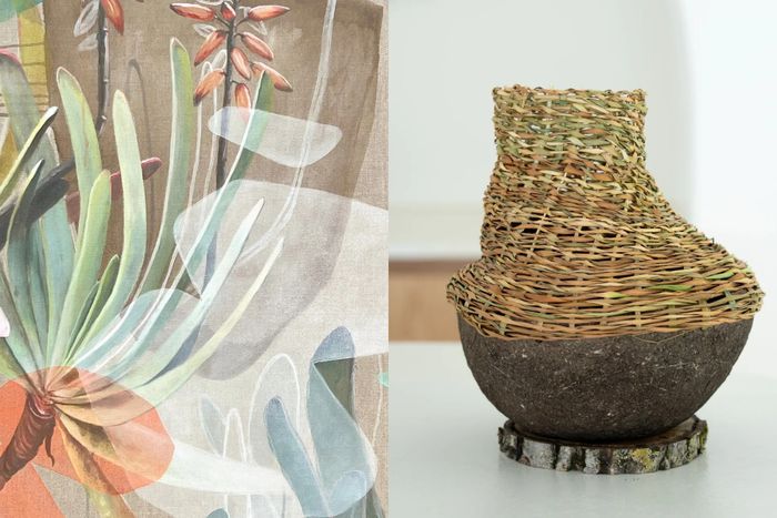 À gauche, détail d’une peinture botanique de Clarissa P. Valaeys aux couleurs translucides. À droite, vase de Lisa Novel associant une base sombre et des fibres végétales tressées.
