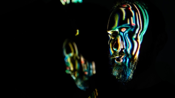 DR Photo portrait de Max Cooper avec une image projetée sur son visage