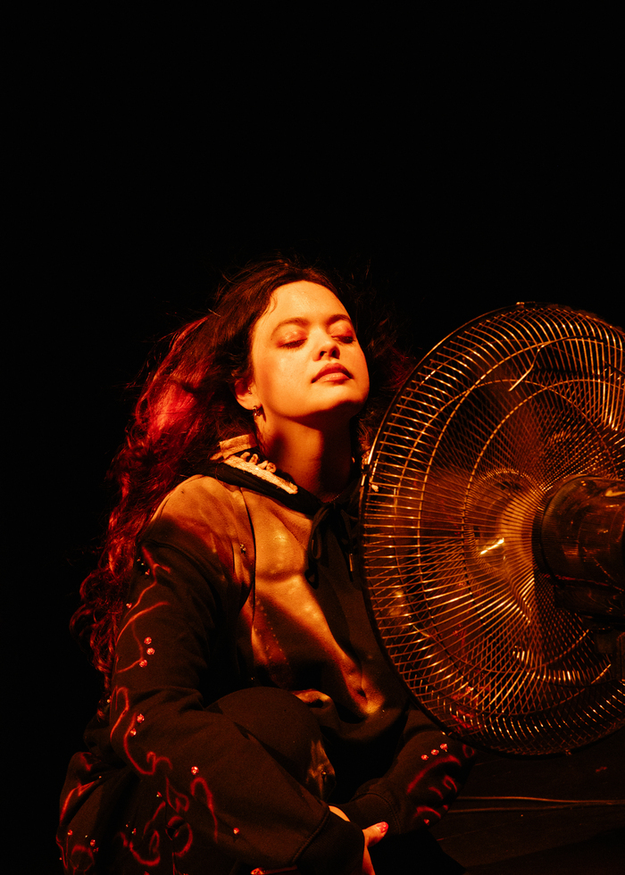 DR Mayara Yamada est une artiste, performeuse et DJ originaire de l’Amazonie brésilienne.