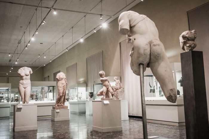 Groupe de personnes en train de méditer dans une salle du musée