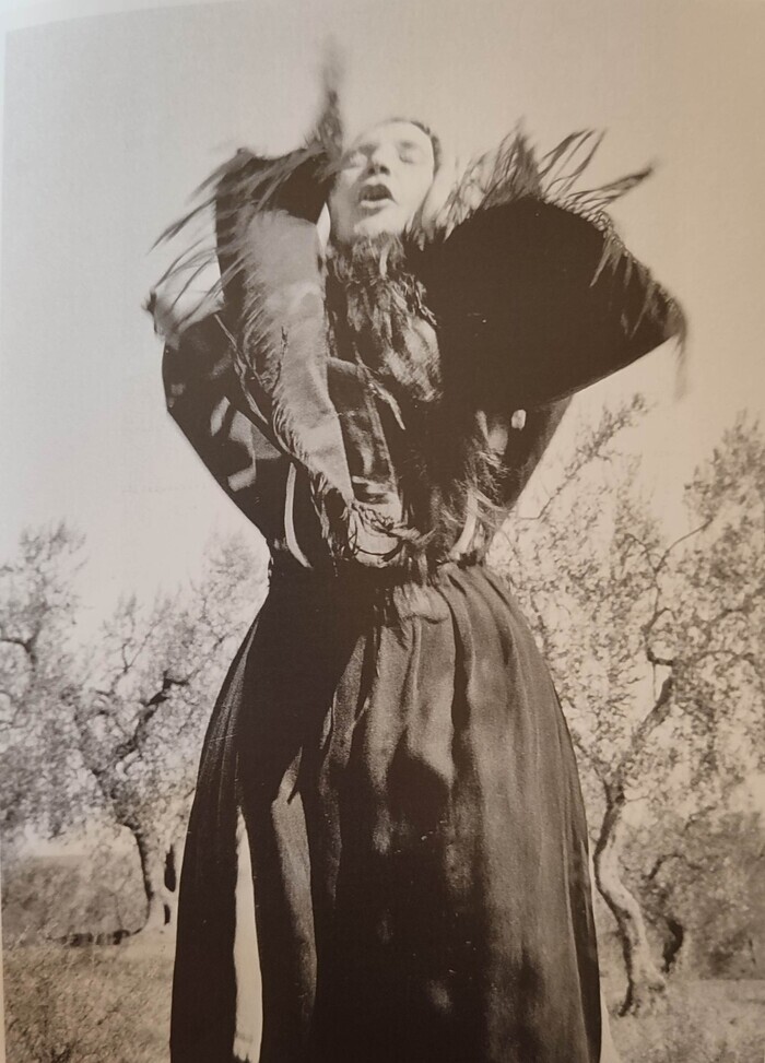 Photo sépia d'une femme agitant ses avant-bras