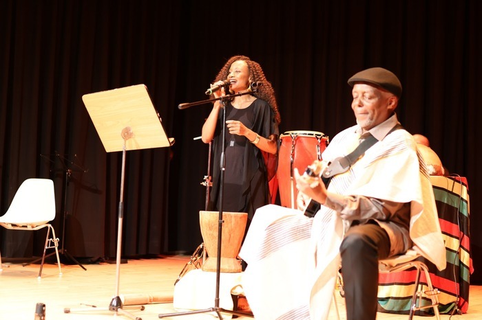 Photo Le Mortier © Layse Rogers spectacle, musicien, scène, instruments, voix, joie, passion, musique, poésie, Afrique, guitare, rideau noir, identité culturelle