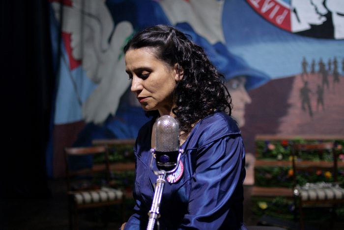 Portrait de Violeta Parra en train de chanter.