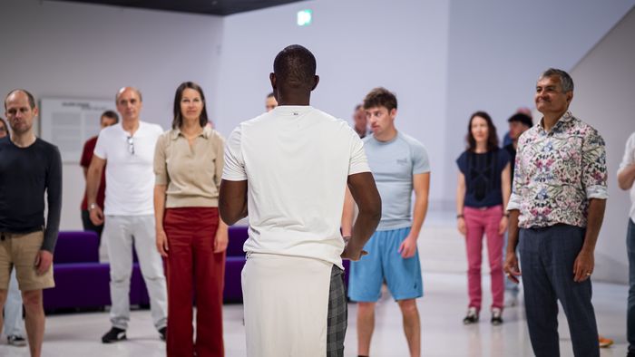 Un groupe de personnes se préparant à danser