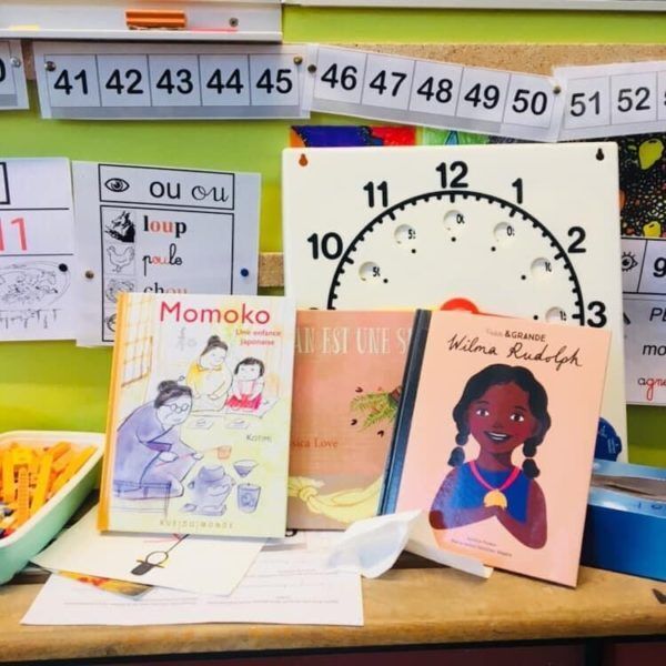 3 livres sur une table et ils questionnent les stéréotypes de genre et de race.