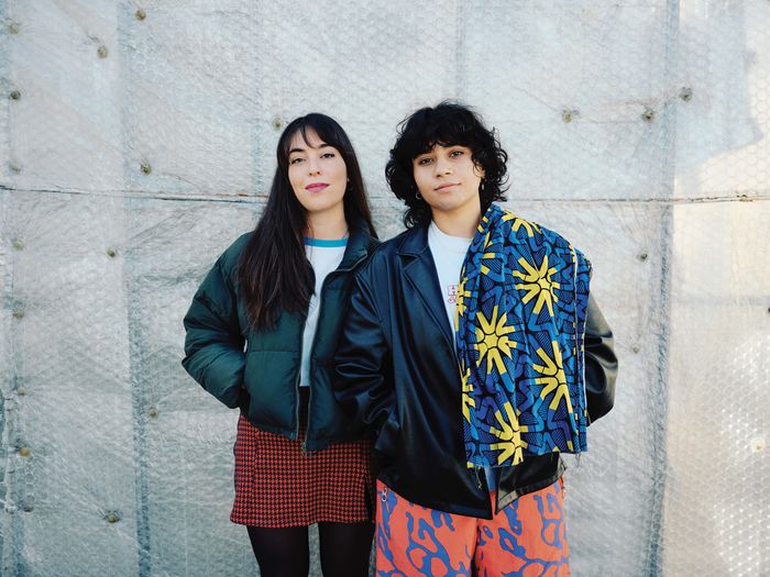 Portrait des deux musiciennes sur un fond papier bulle