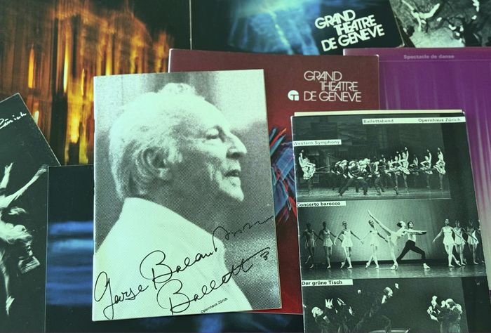 Le portrait de Balanchine dédicacé posé sur une pile de programmes du Grand Théâtre de Genève