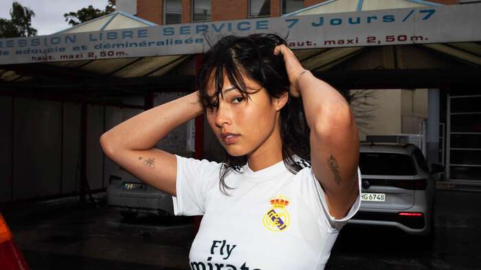 Photo de Miki dans la rue avec les mains derrière la tête