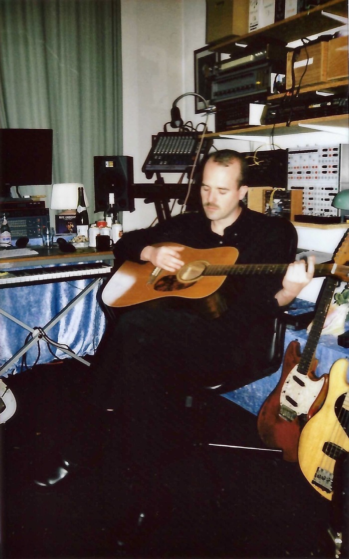 DR Milan W avec une guitare