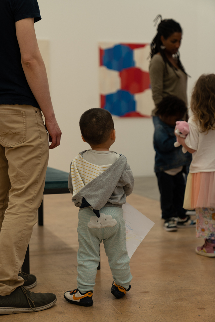 photo : Lisa Frisco un tout petit enfant visite le musée accompagné de ses parents