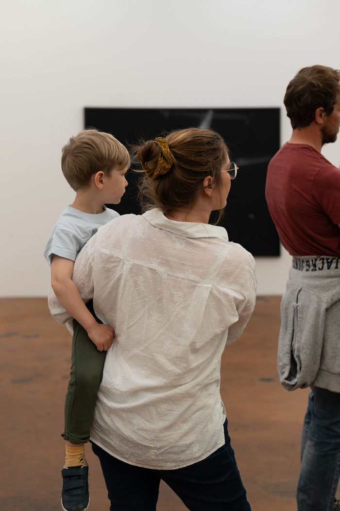 photo: Antony Aeby une famille regarde des oeuvres dans le musée