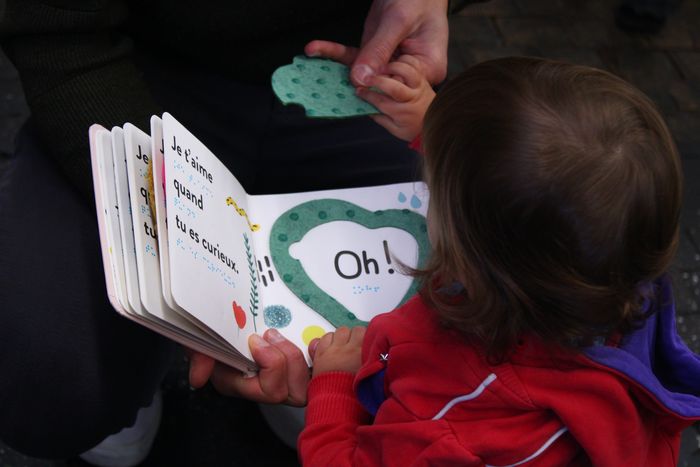 un enfant découvrant un livre au musée