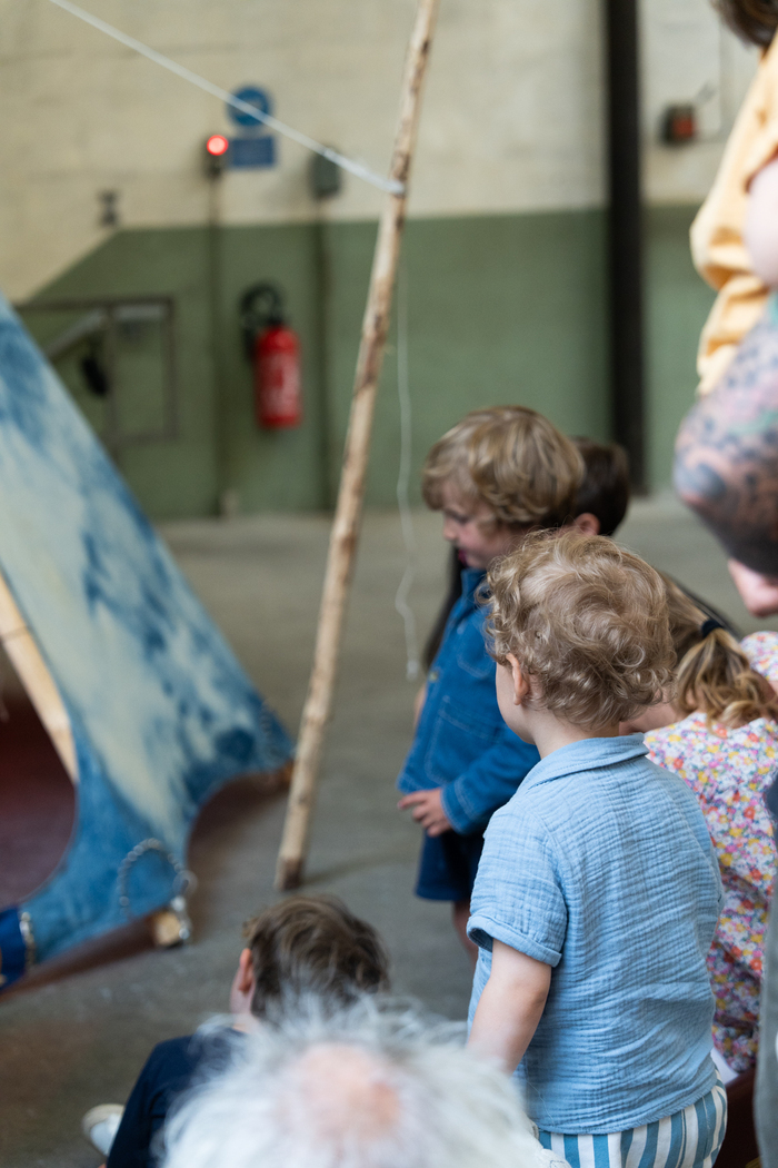 photo : Lisa Frisco des tout-petits visitant l'exposition du MAMCO