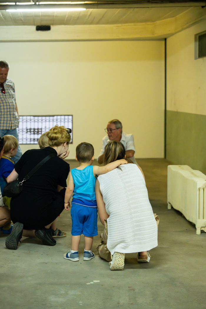 photo : Lisa Frisco des tout-petits visitant l'exposition du MAMCO